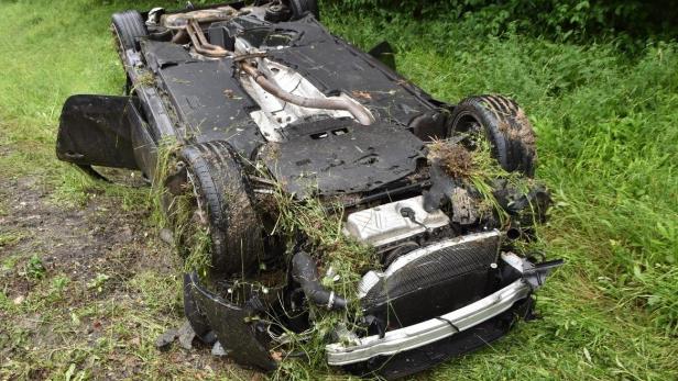 ++ HANDOUT ++ WIEN: ALKO-LENKER VERURSACHTE MIT FAMILIE IM AUTO SCHWEREN UNFALL Dramatischer Unfall in Wien: Pkw mit Familie überschlägt sich auf A1