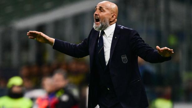 Luciano Spalletti gestikuliert während eines Spiels.