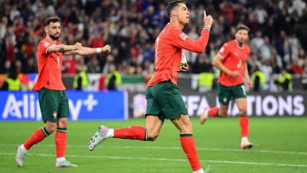TOPSHOT-FBL-EUR-NATIONS-POR-ESP Ronaldo jubelt, der Superstar brachte Portugal in die Verlängerung