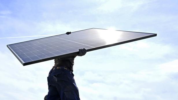 ++ ARCHIVBILD/THEMENBILD ++ PHOTOVOLTAIKANLAGE / PV-ANLAGE / PHOTOVOLTAIKMODULE / SOLARPANELE / SOLARENERGIE / ENERGIE / STROM ++ ARCHIVBILD/THEMENBILD ++ PHOTOVOLTAIKANLAGE / PV-ANLAGE / PHOTOVOLTAIKMODULE / SOLARPANELE / SOLARENERGIE / ENERGIE / STROM