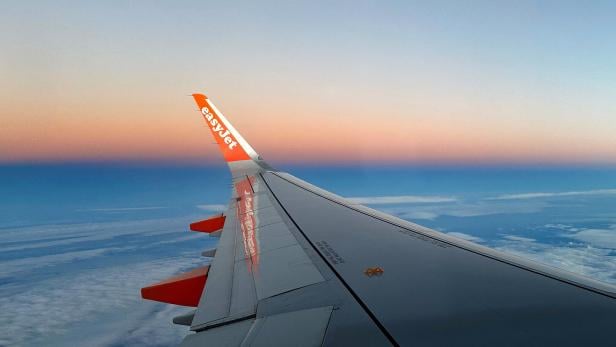 Flügel eines Flugzeuges mit Easyjet-Aufschrift