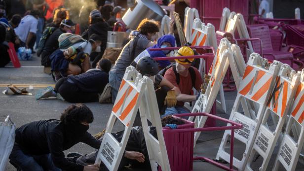 Barrikaden gegen die Sicherheitskräfte in Los Angeles