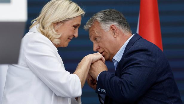 The European Patriots party organises a country political meeting in Mormant-sur-Vernisson Handkuss für Marine Le Pen von Ungarns Premier Viktor Orban