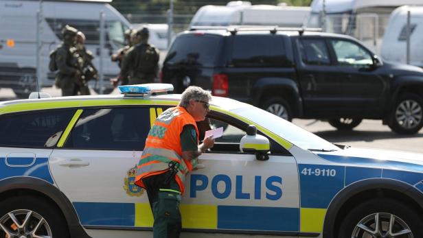 Polizeiauto vor einem Gefängnis