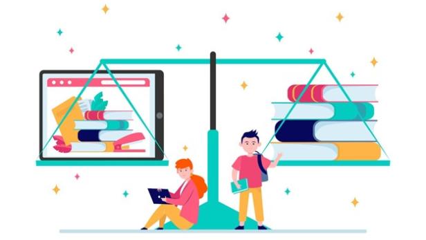 Zwei Personen sitzen auf einer Waage, auf der einen Seite Bücher, auf der anderen ein Laptop.