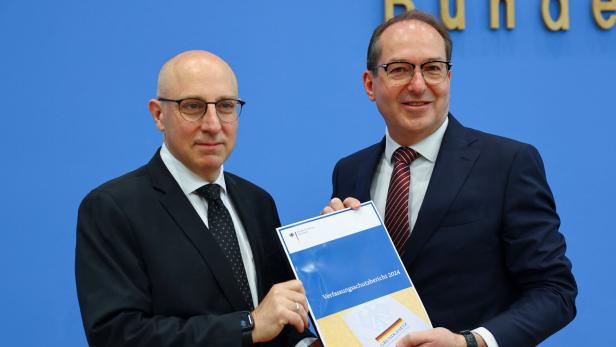 Deutsche Sicherheitsbeamte präsentieren den Inlandsgeheimdienstbericht 2024.
