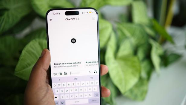Startseite von ChatGPT auf dem Screen eines Smartphones