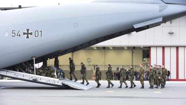 Deutsche Soldaten besteigen einen Militärtransporter vom Typ Airbus A400