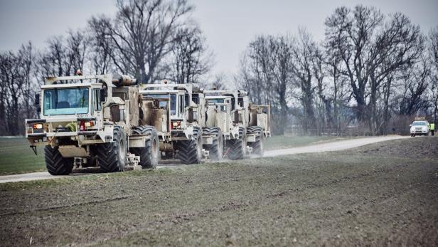 OMV Seismik Lkw sollen nach unterirdischen Wasservorkommen suchen.