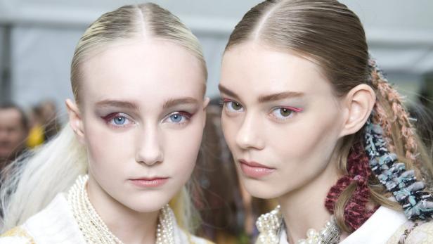 Schöner Schein: Mehrreihige Perlen-Colliers waren bei der Herbst-Winter-Kollektion von Chanel die schmucken Modepartner.