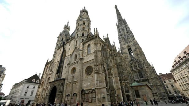 AMOKLAUF IN GRAZ: STEPHANSDOM SCHWARZ BEFLAGGT Der Stephansdom in Wien mit Menschen davor auf dem Stephansplatz.