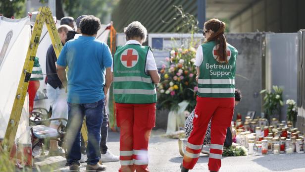 AMOKLAUF IN GRAZ: KERZEN VOR DER SCHULE AMOKLAUF IN GRAZ: KERZEN VOR DER SCHULE