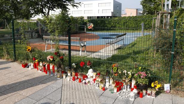 Kerze vor Schulgebäude