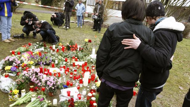 Trauernde Schüler nach dem Massaker von Winnenden