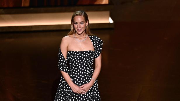 Jennifer Lawrence in einem schwarz-weißen Punktkleid bei einer Preisverleihung.