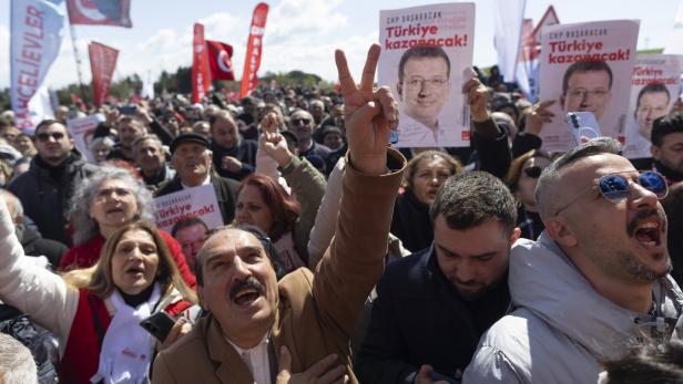 Supporters gather for Ekrem Imamoglu's trial in Istanbul Demonstranten protestieren gegen den Prozess von Ekrem Imamoglu.