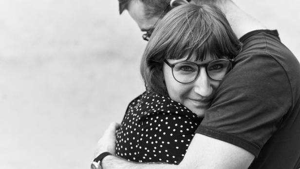 Tamara rettete Stefan das Leben Ein Paar, das sich in den Armen hält