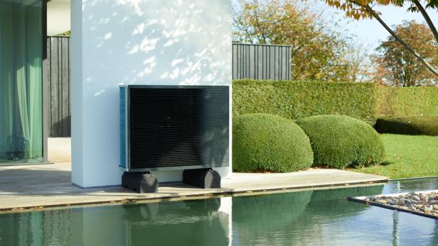 Ein Pool mit einer Wärmepumpe, der das Wasser auf angenehme Temperaturen erwärmt.