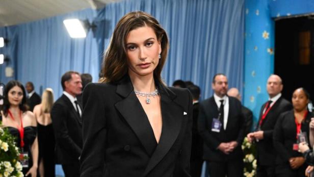 Hailey Bieber posiert auf der Met-Gala.