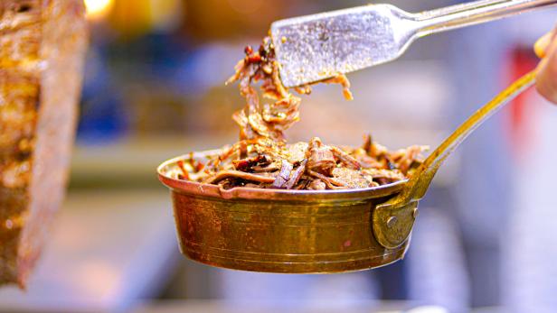 Zur Qualität von Dönern tragen die Frische und hygienische Beschaffenheit des Fleisches am Spieß und der anderen Zutaten bei.