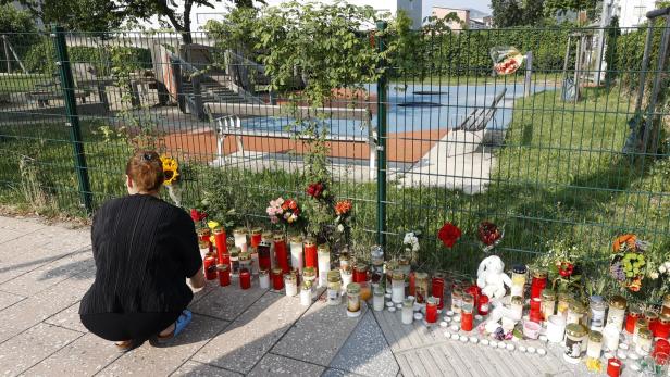 AMOKLAUF IN GRAZ: KERZEN VOR DER SCHULE