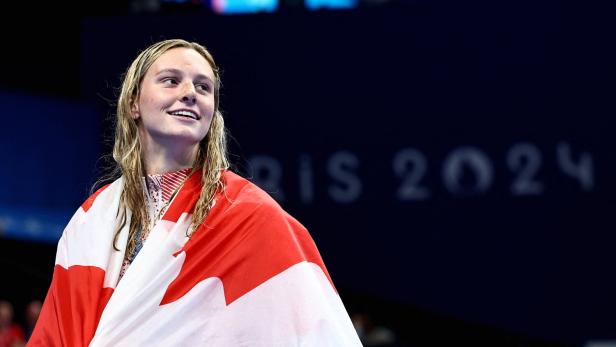 Eine Schwimmerin mit der kanadischen Flagge bei der Siegerehrung im 200-Meter-Lagenschwimmen der Frauen.