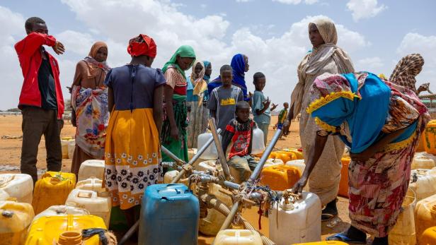 CHAD-SUDAN-CONFLICT-REFUGEE Flüchtlingsfrauen vor Wasserkanistern