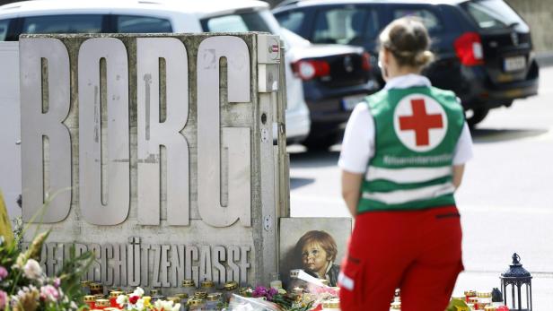 Eine Mitarbeiterin des Kriseninterventionsteams bei der Trauerstelle vor dem BORG Dreierschützengasse am Donnerstag, 12. Juni 2025, nach dem Amoklauf in der Schule in Graz mit zehn Todesopfern.