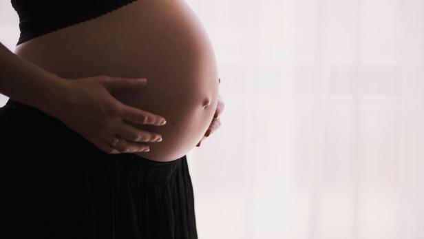 Frau hält sich Babybauch