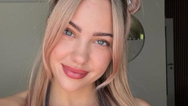 Influencerin Enyadres in Selfie-Pose