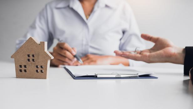 Home agents are sending pens to customers signing a contract to buy a new home.