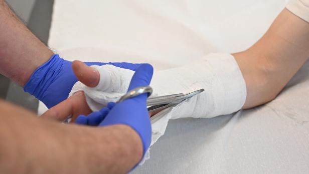 ++ THEMENBILD ++ ARZT / ÄRZTE / KRANKHEIT / GESUNDHEIT / MEDIZIN / UNTERSUCHUNG / ÜBERWEISUNG / DIAGNOSE / BEHANDLUNG / PATIENTEN / ÖGK