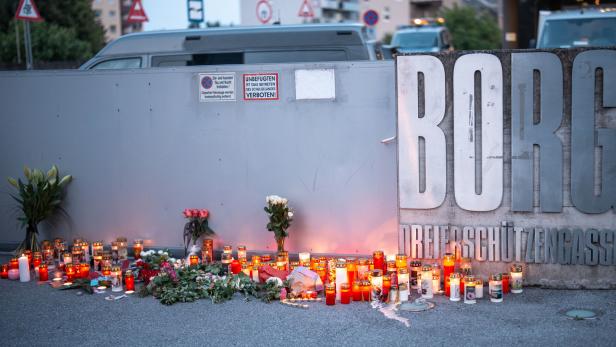ATTACKE AN GRAZER SCHULE: KERZEN VOR DER SCHULE