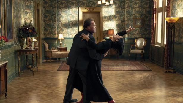 Arnold Schwarzenegger und Carrie Anne Moss in FUBAR