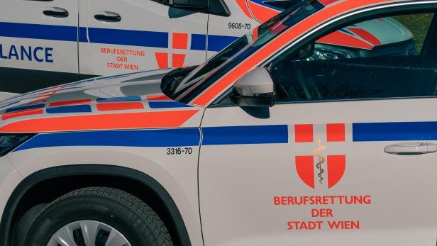 Einsatzfahrzeuge Berufsrettung Wien Zwei Fahrzeuge der Berufsrettung Wien
