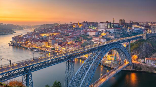 Die Dom-Luís-I-Brücke überspannt den Douro in Porto, Portugal.