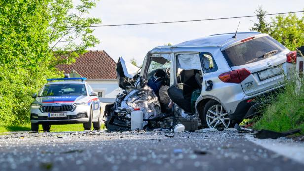 7 Personen bei schwerem Verkehrsunfall in Neuhofen verletzt