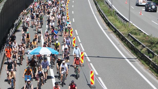 KUNDGEBUNG FRIDAYS FOR FUTURE "AUTOBAHN RADDEMO INNSBRUCK - 'SCHLUSS MIT DER BLOCKADE'"