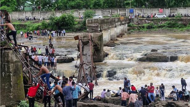 INDIA-ACCIDENT-BRIDGE INDIA-ACCIDENT-BRIDGE