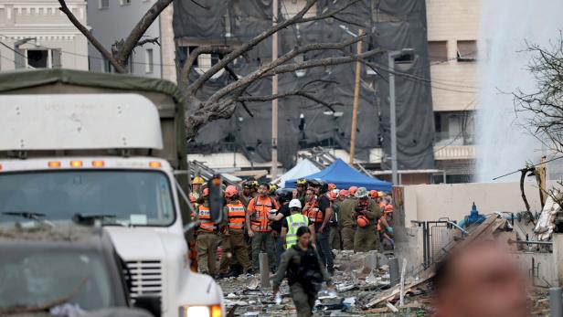 Iranian missiles hit Tel Aviv