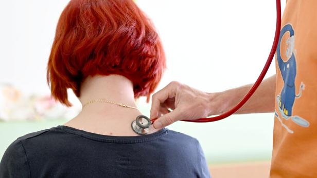 ++ THEMENBILD ++ ARZT / ÄRZTE / KRANKHEIT / GESUNDHEIT / UNTERSUCHUNG / ÜBERWEISUNG / DIAGNOSE / BEHANDLUNG / PATIENT / ÖGK
