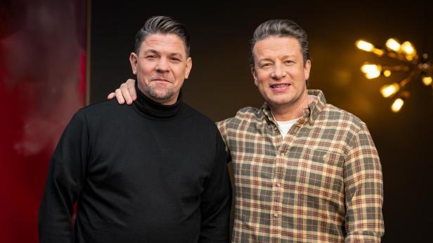 Kitchen Impossible: Tim Mälzer und Jamie Oliver stehen nebeneinander