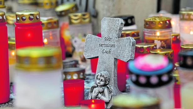 AMOKLAUF IN GRAZ: KERZEN VOR DER SCHULE