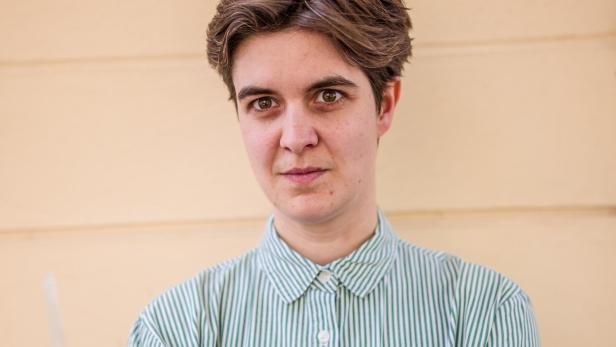Marlene Engelhorn vor einer Wand