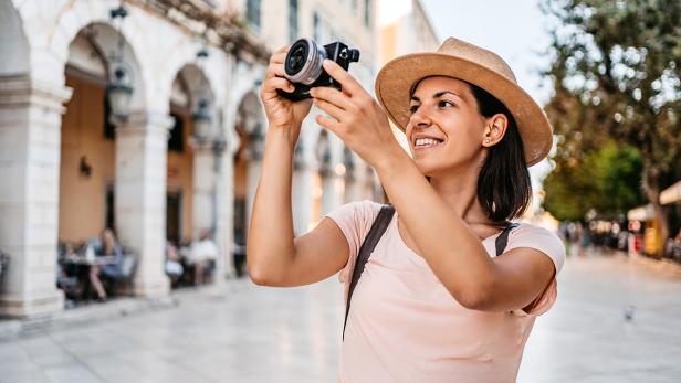 Eine Frau macht einen Schnappschuss im Urlaub