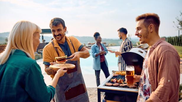 Freunde machen ein BBQ