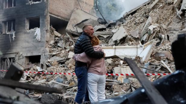 Nachwirkungen russischer Drohnen- und Raketenangriffe in Kiew.