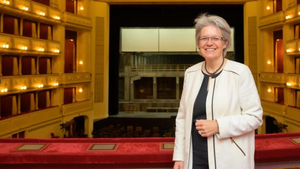 Petra Bohuslav steht in einem Theater.