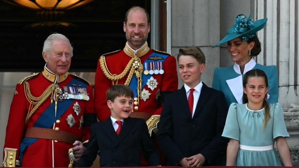 Charles, William und Kate mit Louis, George und Charlotte auf dem Balkon des Buckingham-Palasts