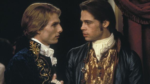 Tom Cruise und Brad Pitt in Kostümen im Film „Interview mit einem Vampir“.